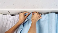 カーテンやレースカーテンを外さずにリフレッシュする方法:ホコリとニオイを素早く撃退