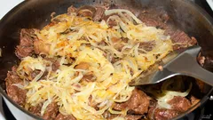 肉と玉ねぎ、先に炒めるのはどっちが正解?シェフの意外なアドバイス